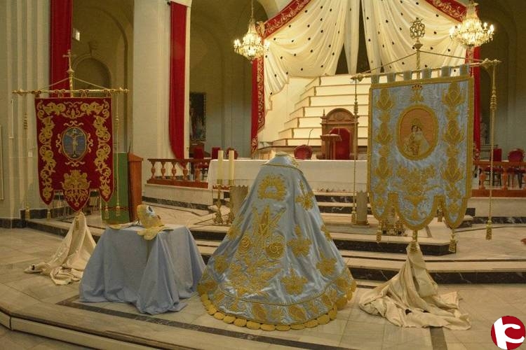 La cofradía de los Santos Patronos presenta el nuevo manto y los estandartes de la Virgen de la Salud y el Cristo del Buen Suceso en Santa Ana