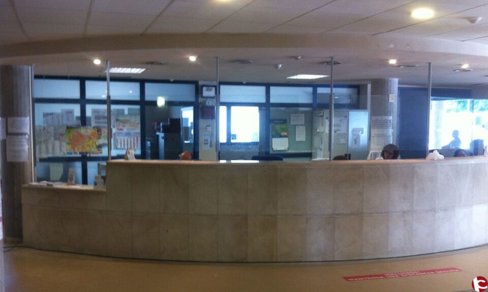 El Departamento de Elda instala mamparas de seguridad en los mostradores de admisión de los centros de salud