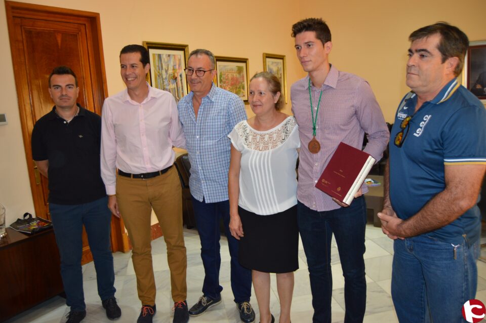 El alcalde recibe a José F. Alpañez