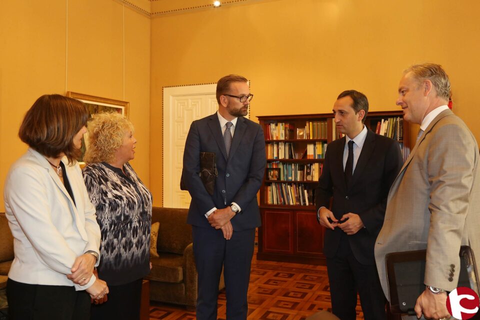 El presidente de la Diputación ha recibido esta mañana en el Palacio Provincial al embajador del Reino Unido en España