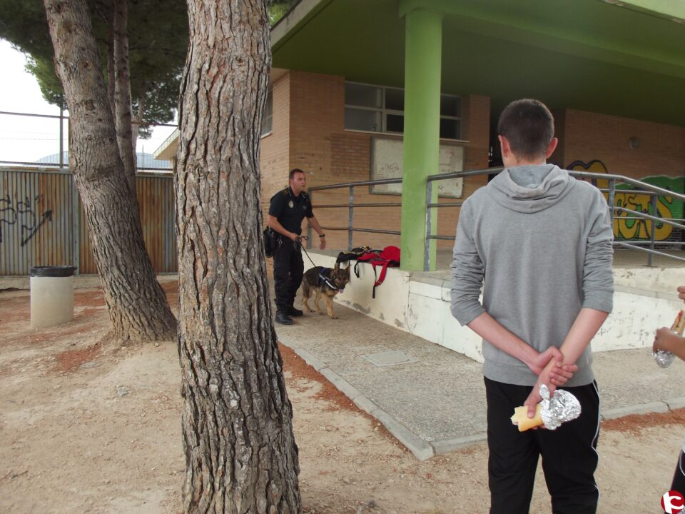 intervención unidad canina Policía Local Onil en IES la Creueta en materia de prevención del consumo de drogas en los jóvenes