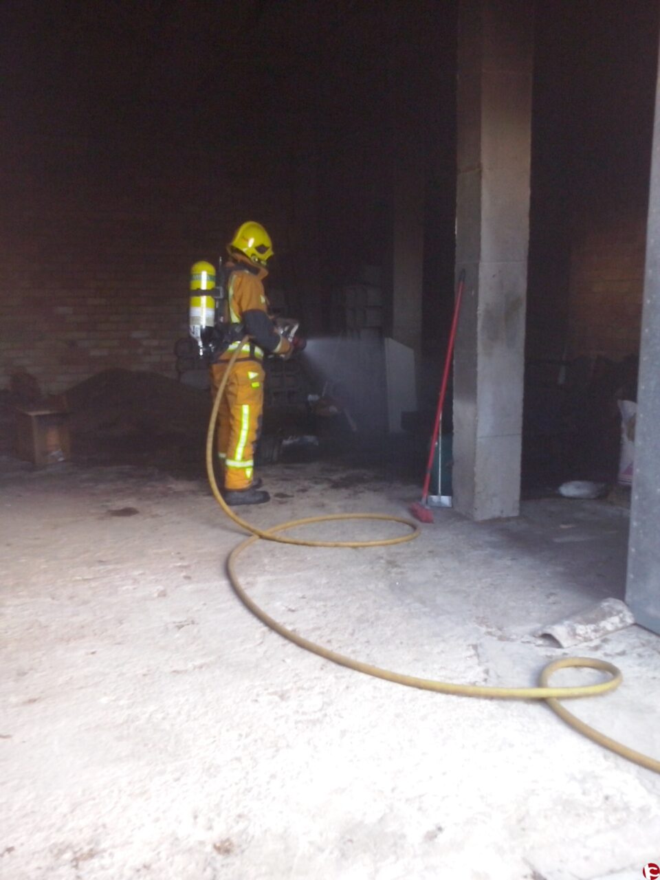 Los bomberos de Villena extinguían un incendio en un almacén