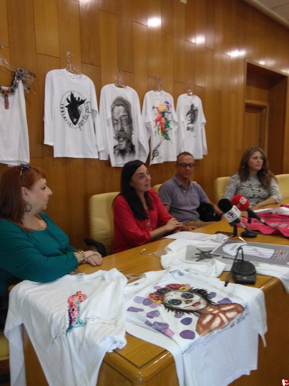 Cien artistas participan en la campaña Solidarizarte con la creación de camisetas a beneficio de una ONG