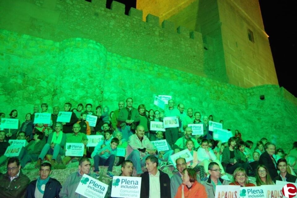 Apadis celebró su día reivindicativo iluminando el Castillo de verde a favor de la Plena Inclusión