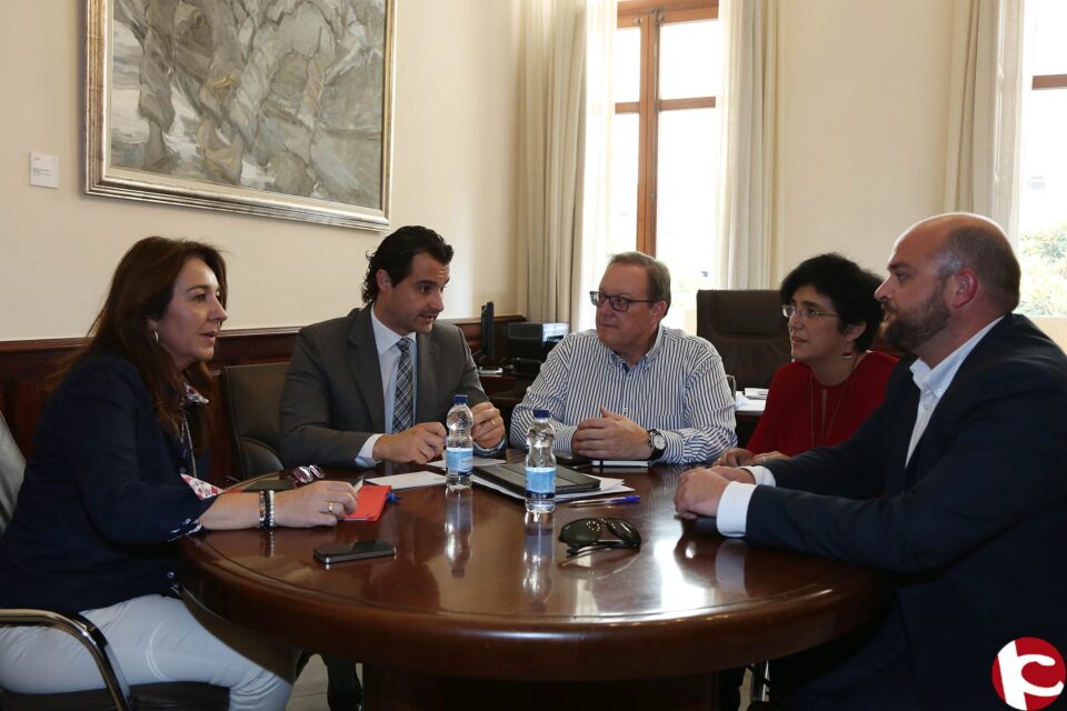 El vicepresidente Eduardo Dolón mantiene una reunión de coordinación con el equipo que trabajará desde las agencias comarcales para captar fondos europeos