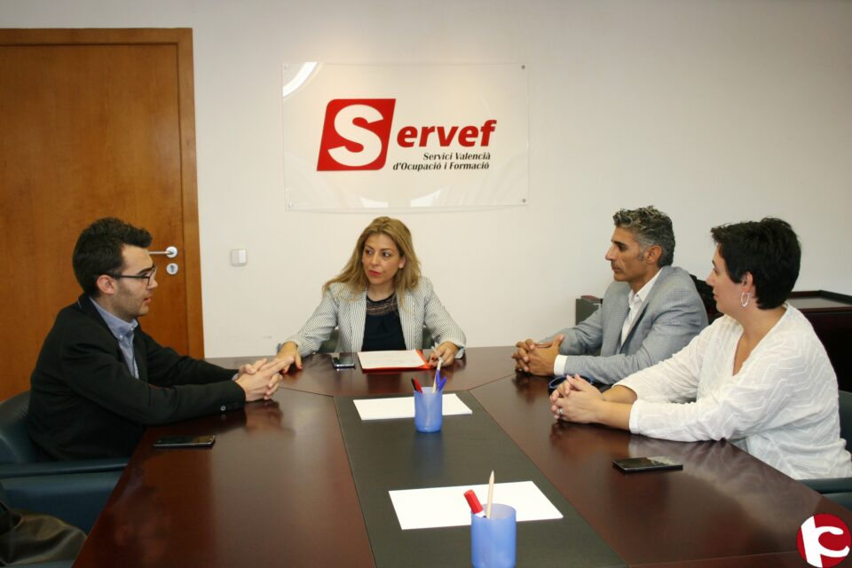 La directora del SERVEF y el alcalde de Novelda se reúnen para estudiar las acciones en materia de empleo para el 2016