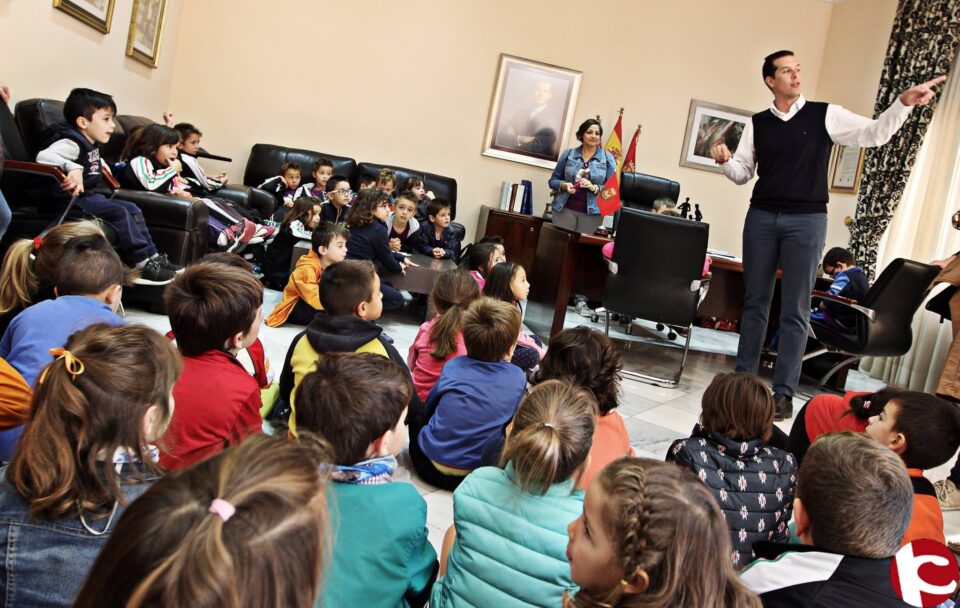 Visita de los alumnos de 5 años de Infantil del Colegio Público Padre Manjón de Elda al Ayuntamiento
