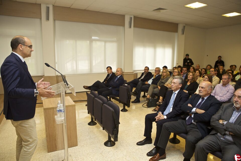 La Universidad de Alicante estrena una sala de juicios que permitirá albergar simulaciones y seguir procesos reales