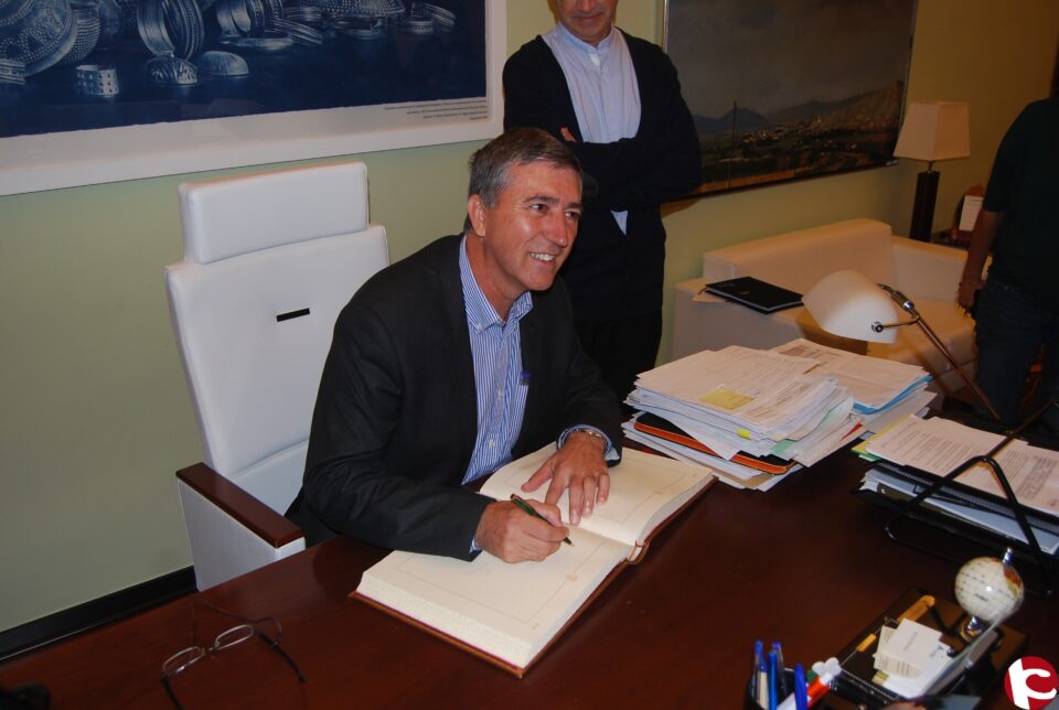 El Conseller de Economía visita Villena