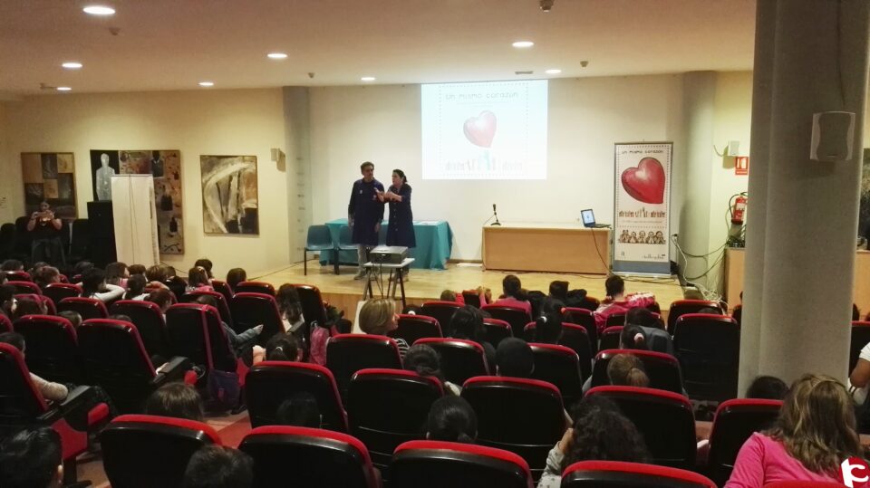 Alumnos de varios colegios de Elda asisten a un taller de respeto hacia los extranjeros