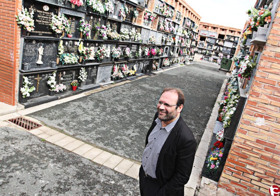 El Ayuntamiento acondiciona los cementerios y pone una línea de autobús especial del viernes al domingo por la festividad de Todos los Santos