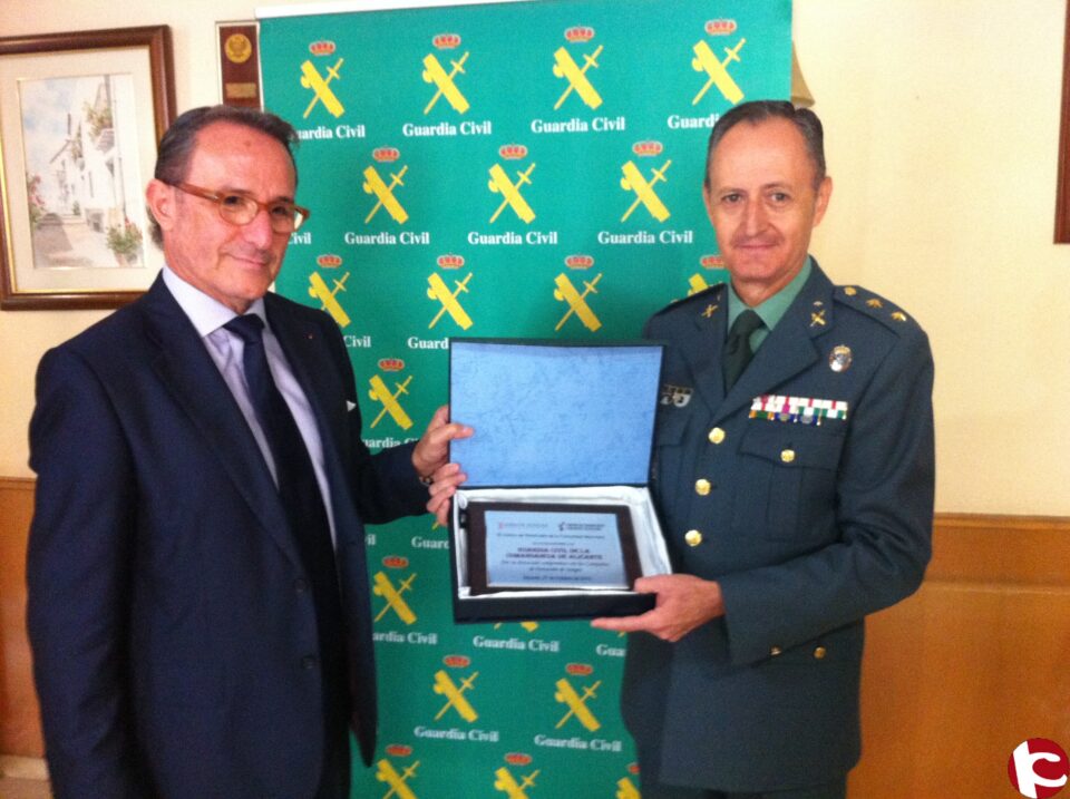 Reconocimiento del Centro de Transfusiones a la Guardia Civil por su colaboración en once campañas de hemodonación