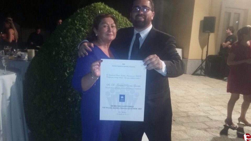 Un licenciado en Derecho de la UA gana el Premio Jurídico Internacional con un estudio sobre negligencia médica