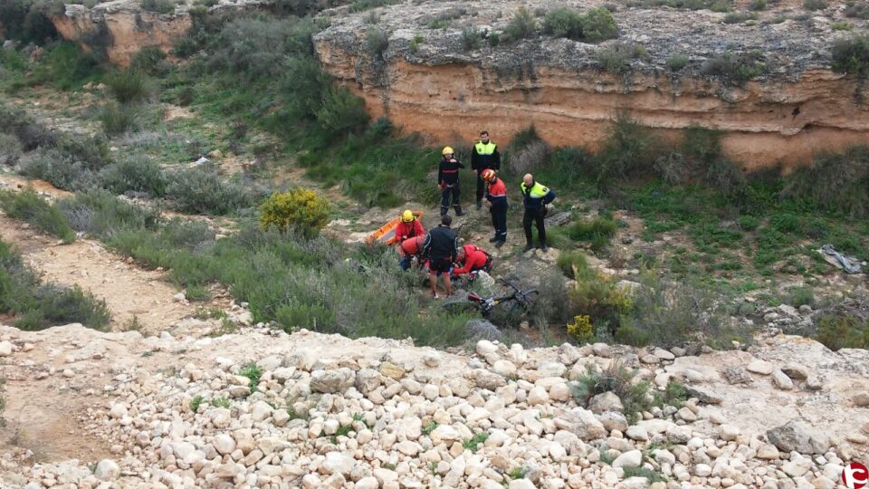 Los bomberos de Villena rescatan a un ciclista en el cauce del rio Vinalopó