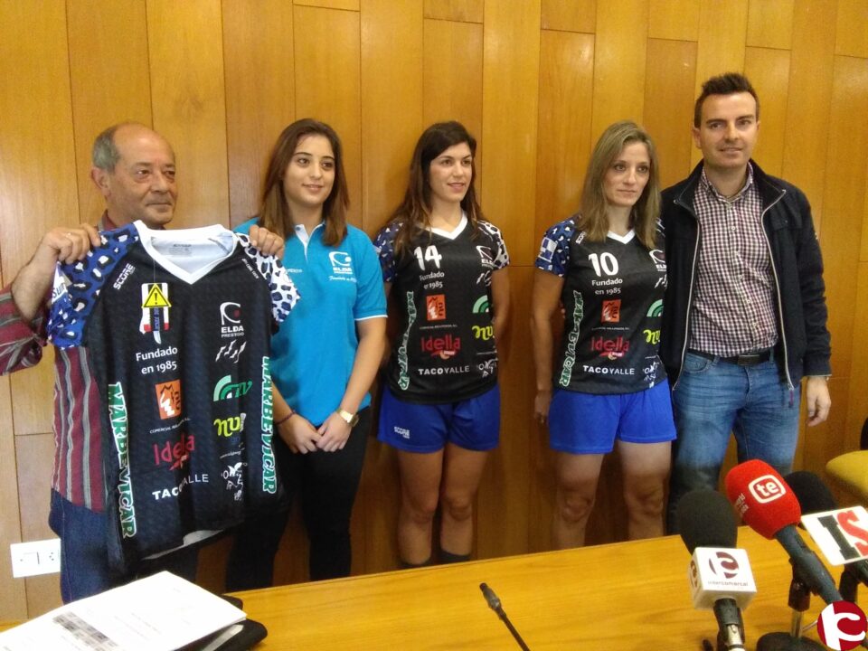 El Club Balonmano Femenino Elda Prestigio presenta su camiseta conmemorativa del 30 aniversario