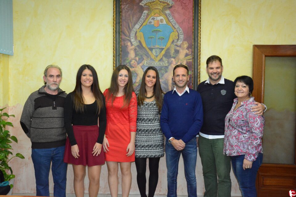 EL ALCALDE DE PINOSO RECIBE A LAS CANDIDATAS A REINA DE LAS FIESTAS DEL BARRIO SANTA CATALINA Y A LA PREGONERA DE ESTE AÑO