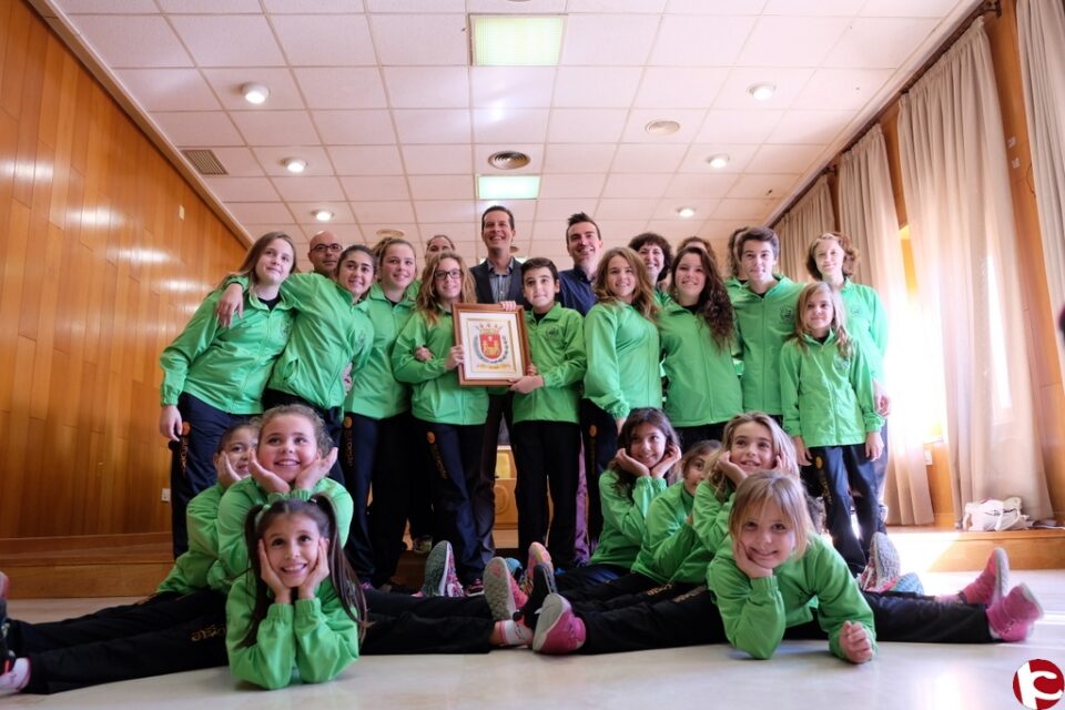 El alcalde recibe a los deportistas del Gimnasio Espadas campeones en la modalidad de Fitkid