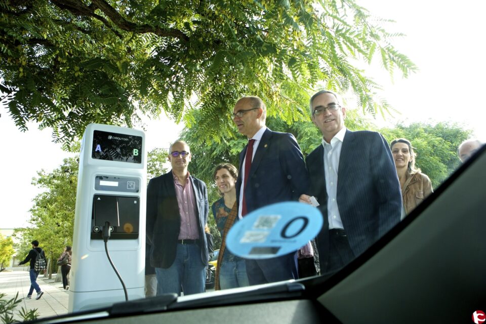La Universidad de Alicante estrena tres puntos de recarga para coches eléctricos