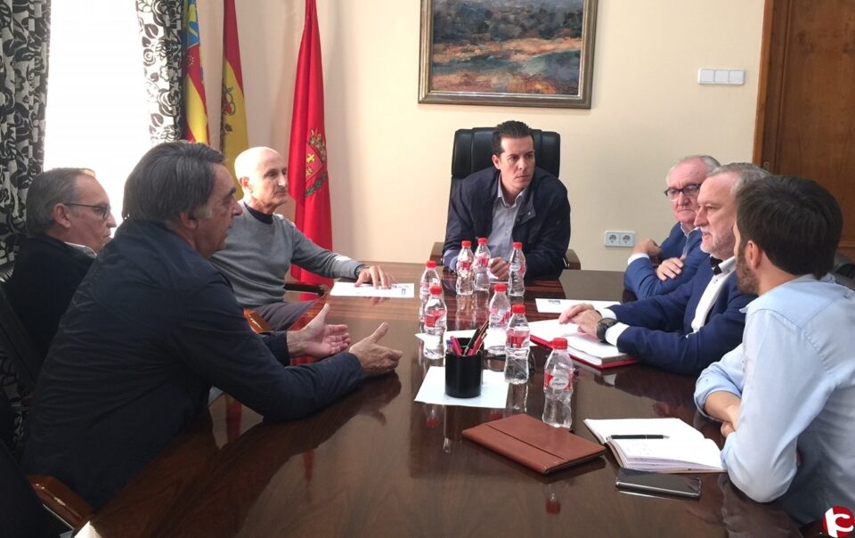 El equipo de Gobierno trabaja en una estrategia para potenciar el sector del calzado junto a la asociación de empresarios e INESCOP