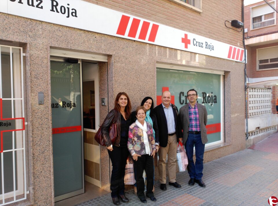 Representantes de la Fundación Vodafone España visitan las instalaciones de la asamblea local de Cruz Roja Villena