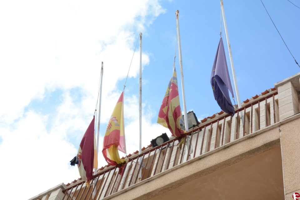 LA CORPORACIÓN MUNICIPAL DE PINOSO MUESTRA SU REPULSA ANTE LOS ATENTADOS DE PARÍS