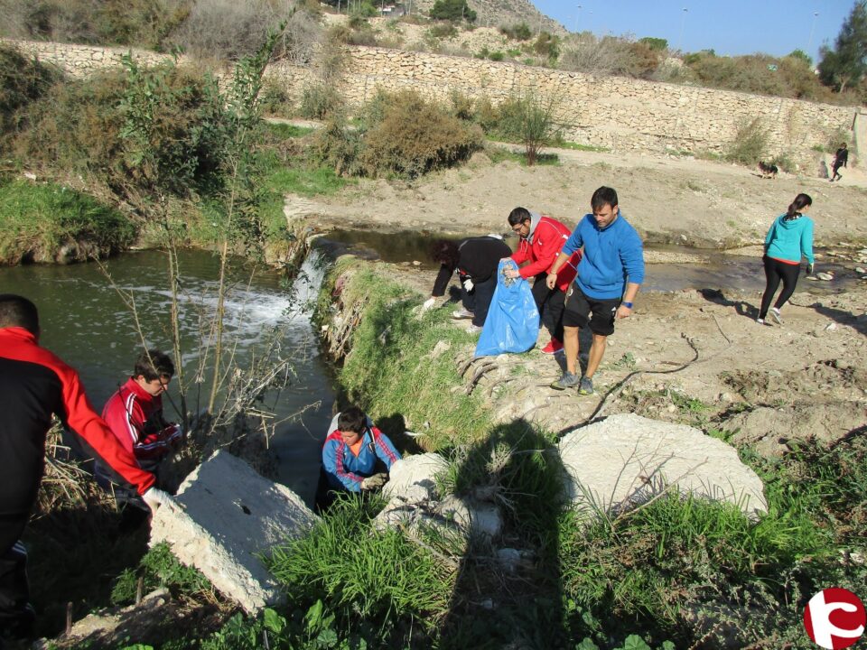 Más de setenta personas participaron ayer en la limpieza del río en la que se llenaron dos contenedores