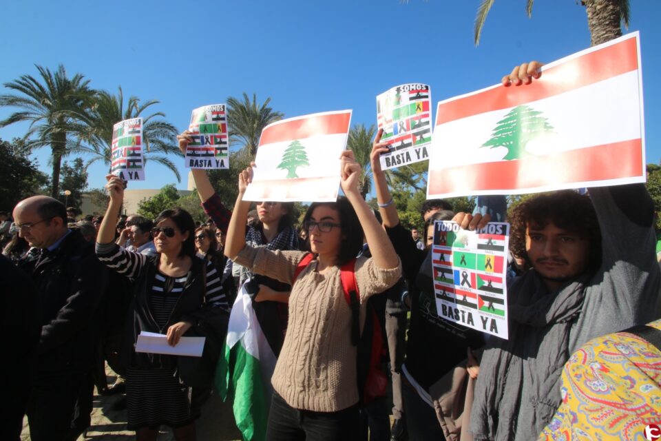 La Universidad de Alicante gusrda un minuto de silencio en homenaje a la víctimas del atentado de París