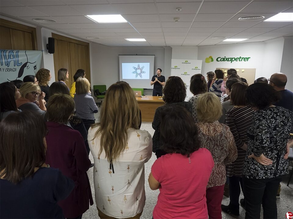 Lleno absoluto en Caixapetrer: Más de 300 personas escuchan a César Bona para saber educar