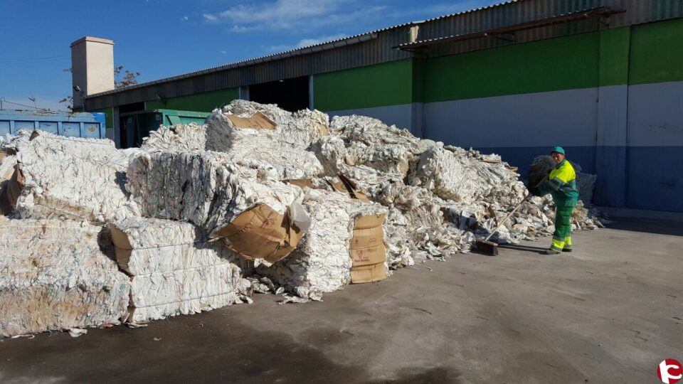 La Concejalía de Agricultura y la Concejalía de Medio Ambiente ponen en marcha la campaña para la recogida selectiva de los residuos de papel de la uva embolsada.