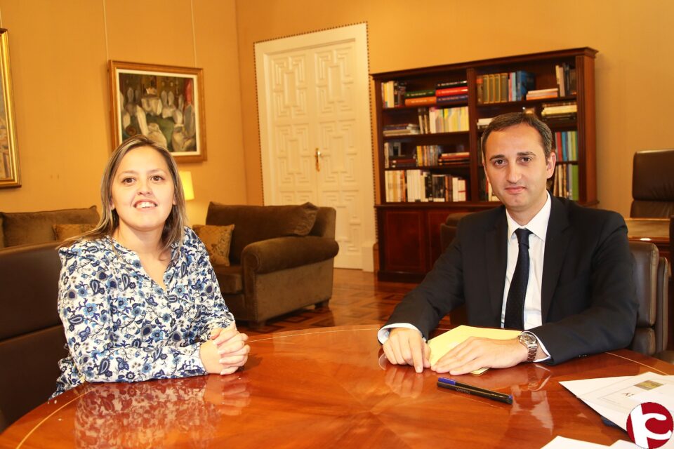 Reunion presidente y alcalde de Banyeres de Mariola y alcaldesa de Monforte del CId