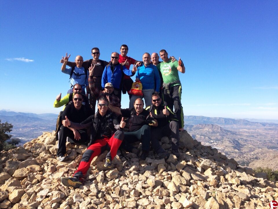 Una persona con discapacidad física sube a la Cumbre del Cid en Petrer