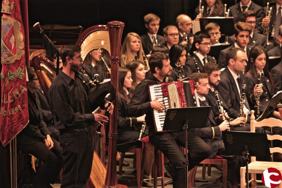 La Banda Municipal de Música de Villena ofreció su concierto en honor a Santa Cecilia con la temática de una vuelta al mundo.
