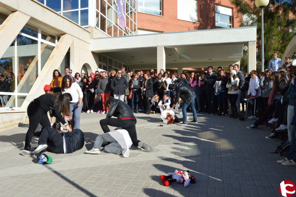 Alumnos del IES. Valle de Elda hacen una representación para denunciar la violencia de género