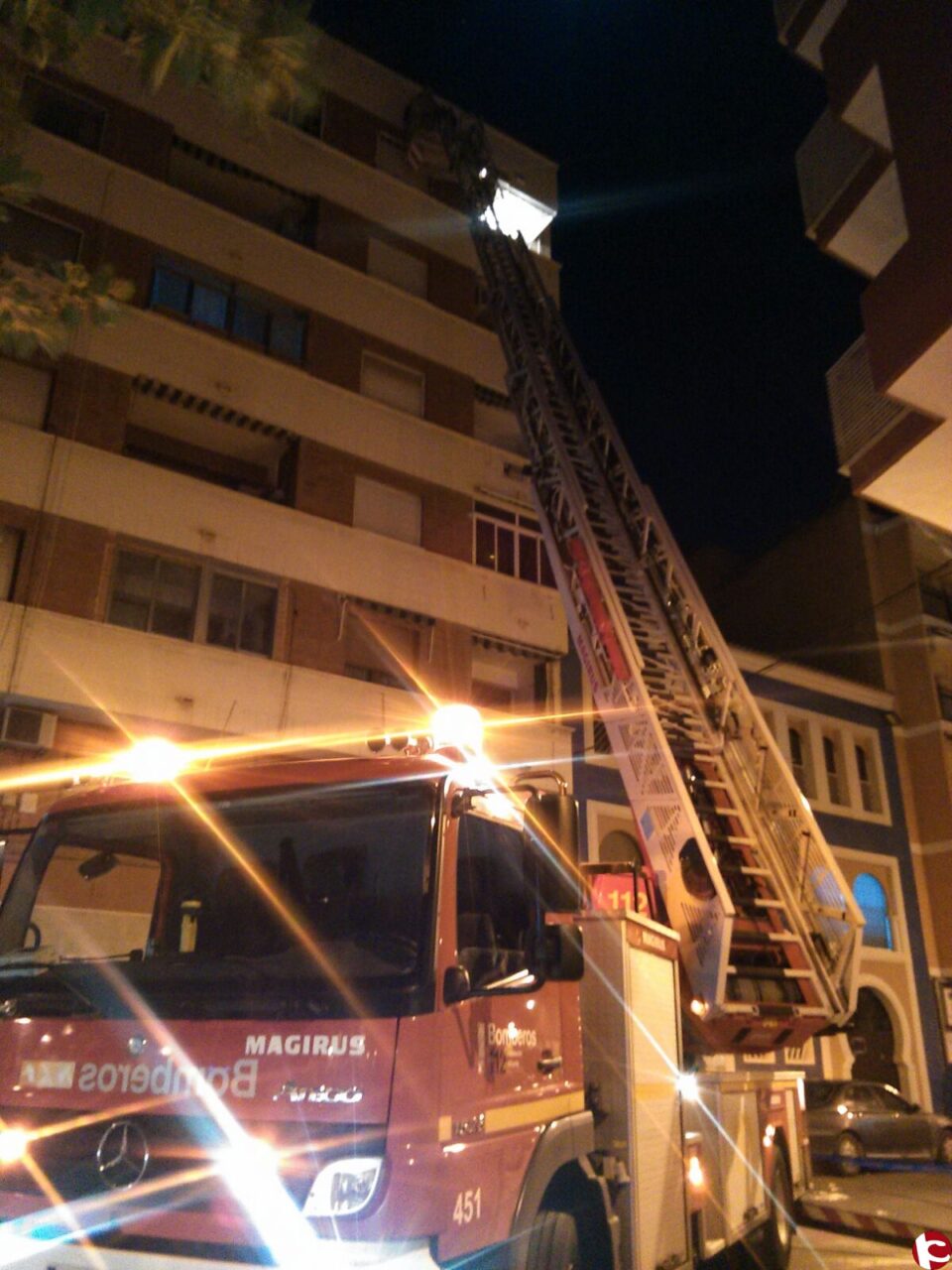 Los bomberos de Villena retiran varias polacas de revestimiento de la fachada de un edificio en la Plaza del Rollo.