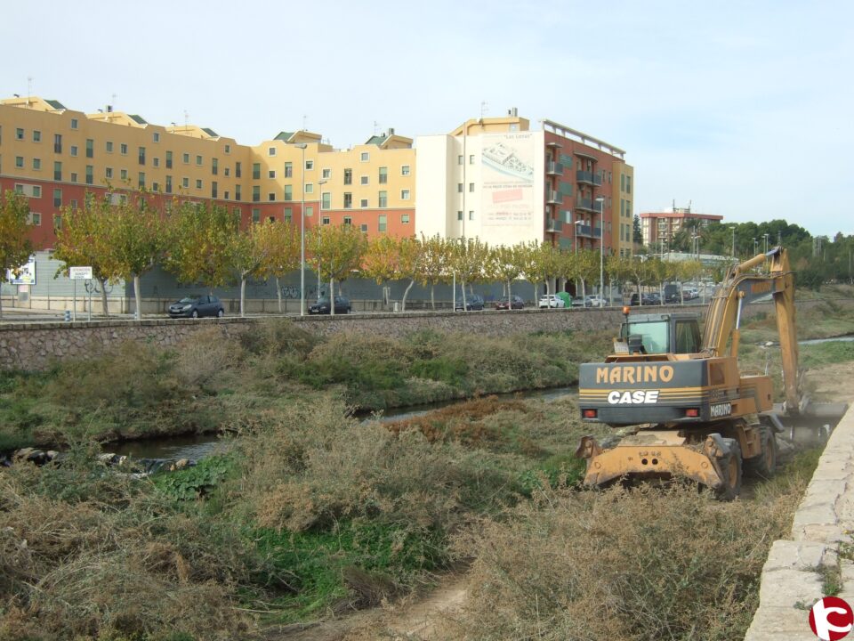 El Ayuntamiento de Novelda a iniciado los trabajos de adecuación del cauce del río Vinalopó a su paso por el casco urbano de Novelda