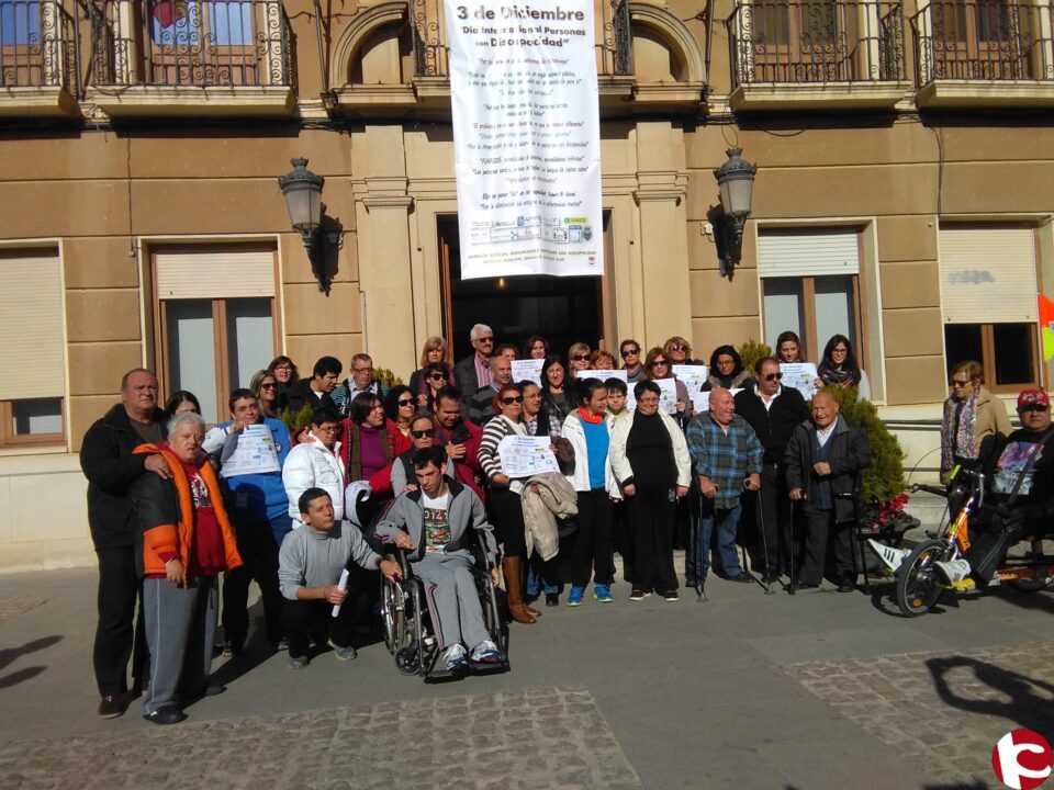 Con motivo del Día de la Discapacidad hoy se ha colgado una pancarta en la fachada del Ayuntamiento