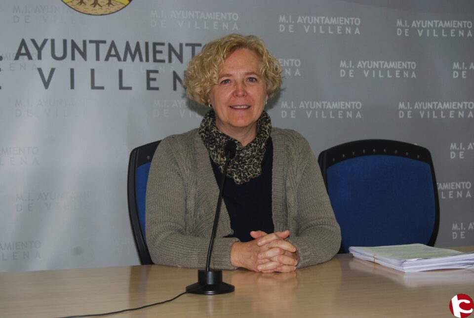 Donación de un piano de pared al Teatro Chapí