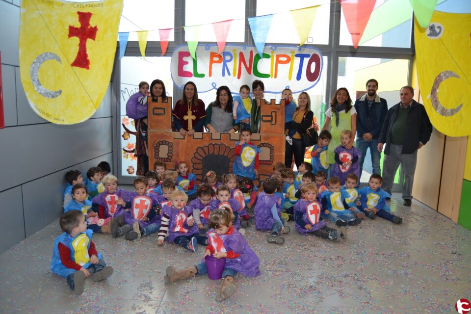 Los más pequeños dan la bienvenida a las fiestas de Moros y Cristianos de 2015