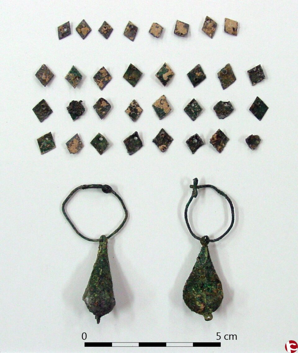 El MARQ restaura un ajuar femenino de época bajomedieval hallado en una excavación en la Explanada de Petrer