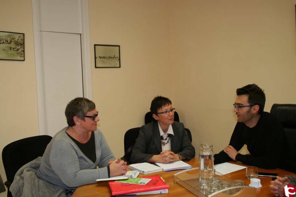 Gerencia y Ayuntamiento analizan la necesidad de mejora del servicio de ambulancias en el municipio de Novelda