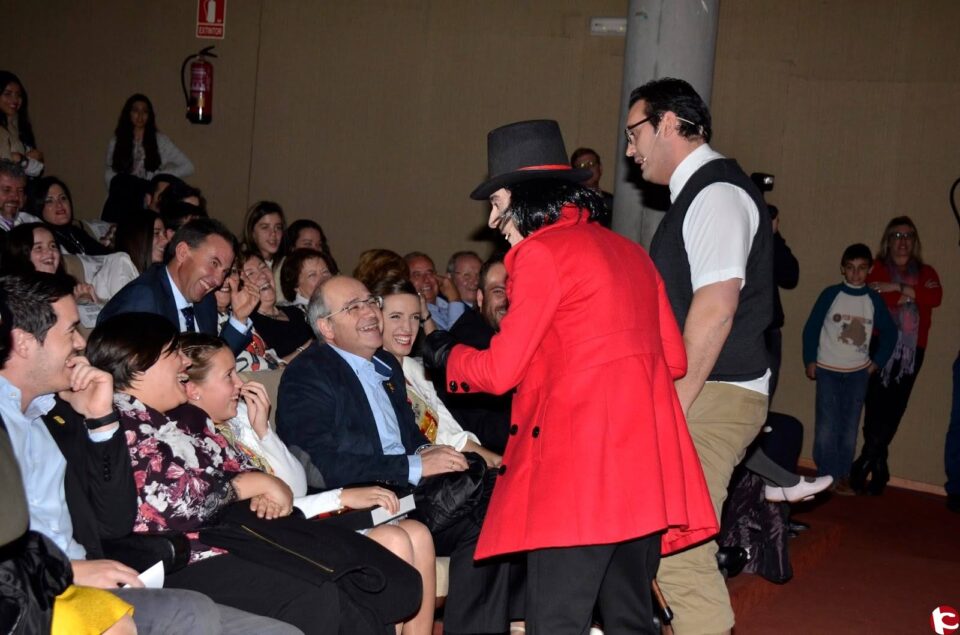 Acto de Entrega de peinetas a las Madrinas y Regidoras