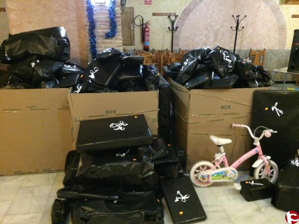La Comparsa de Estudiantes entrega a Cruz Roja los juguetes de su campaña de Navidad.