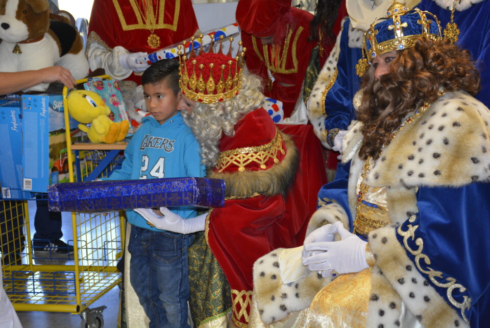 Elda recibe a los Reyes Magos con una multitudinaria cabalgata que ha combinado tradición y espectáculo