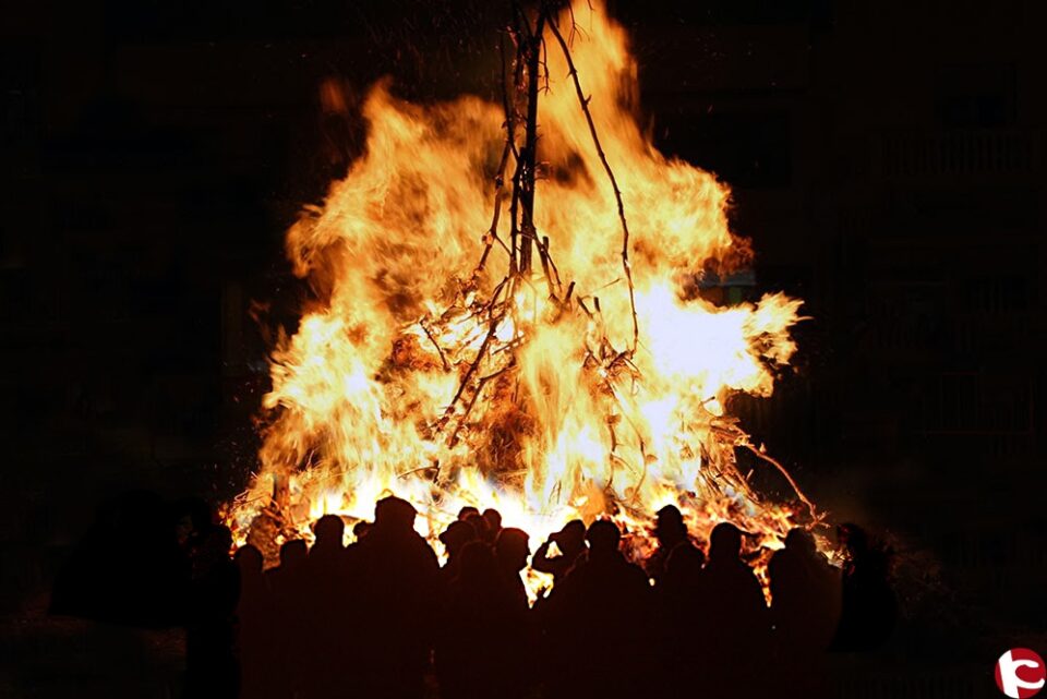 L´AJUNTAMENT DE BANYERES ORGANITZA UNA FOGUERA DE SANT ANTONI A LA PLAÇA MAJOR