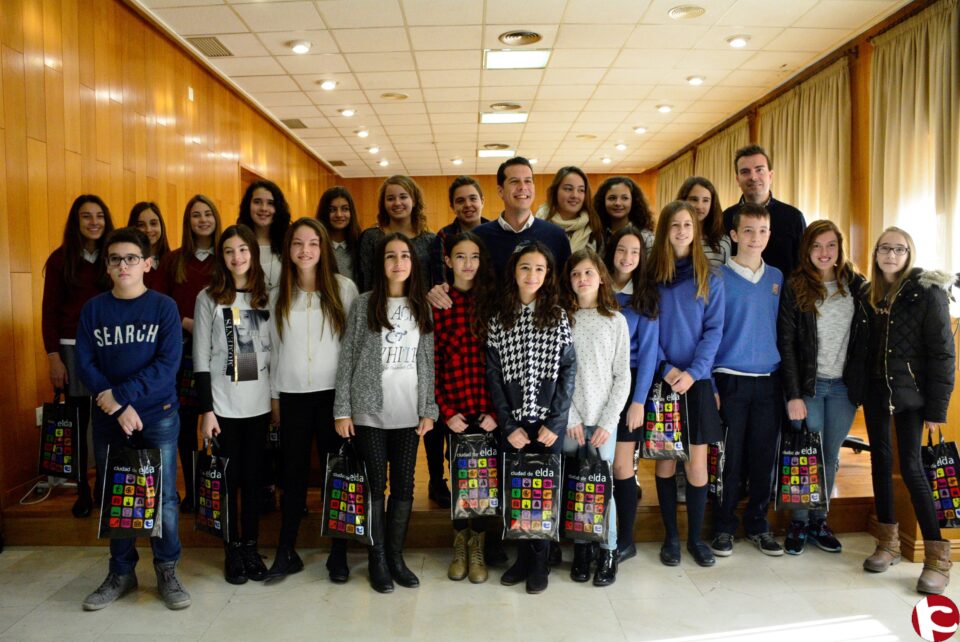 El alcalde recibe a los alumnos que han finalizado la Educación Primaria con mejor expediente académico