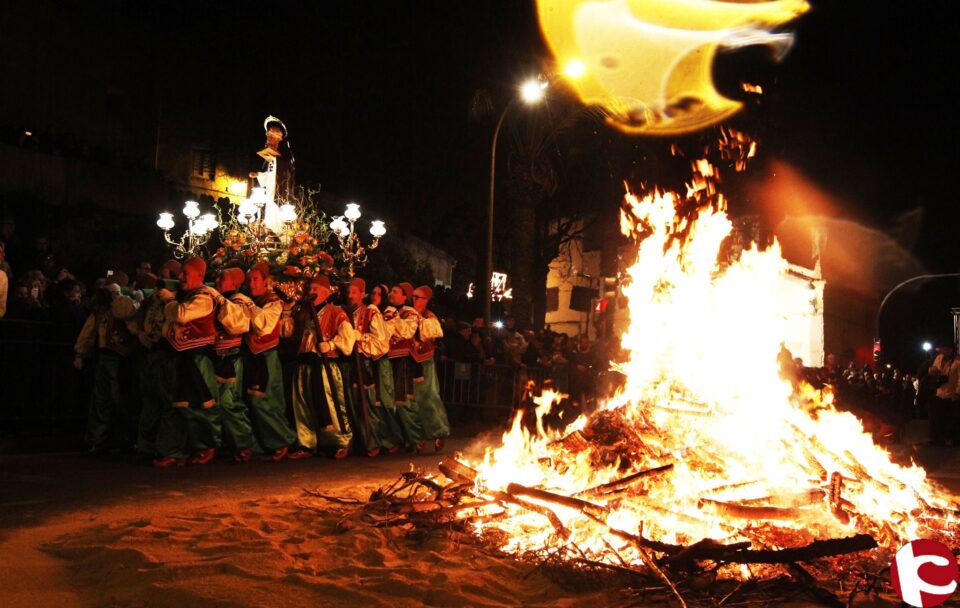 San Antón celebra su día grande rodeado de cerca de 1.500 eldenses