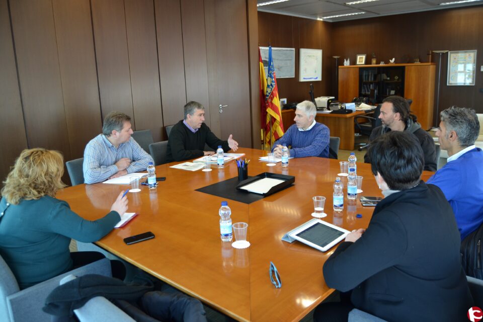Representantes del equipo de gobierno se reúnen con el conseller de Economía para buscar una solución a la obra inacabada del Instituto Tecnológico del Mármol