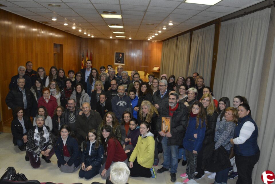 El alcalde rinde homenaje al grupo de danzas La Faltriquera y a la Colla de la Mayordomía de San Antón