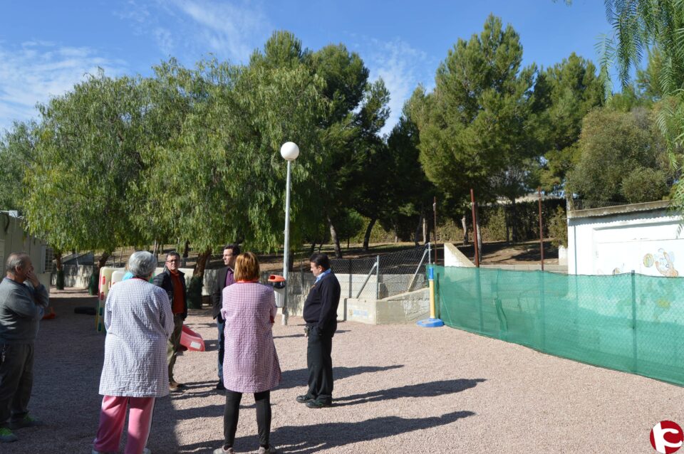 El Ayuntamiento aplica un nuevo tratamiento contra la procesionaria en tres colegios tras detectarse la plaga y algunos casos de urticaria