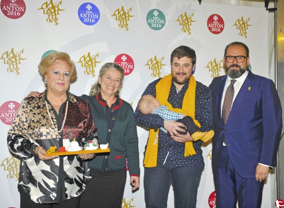 La Comparsa de Moros Musulmanes entrega las Bufandas de Honor 2016